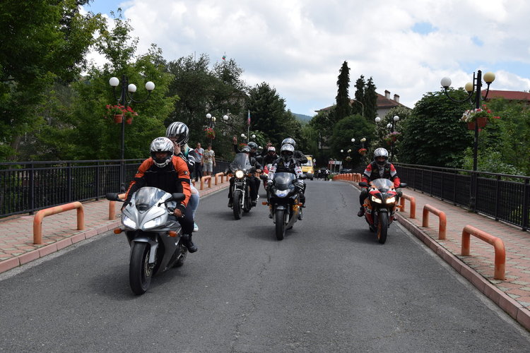 Мотористи от Сопот възхитени от  Дяволския мост