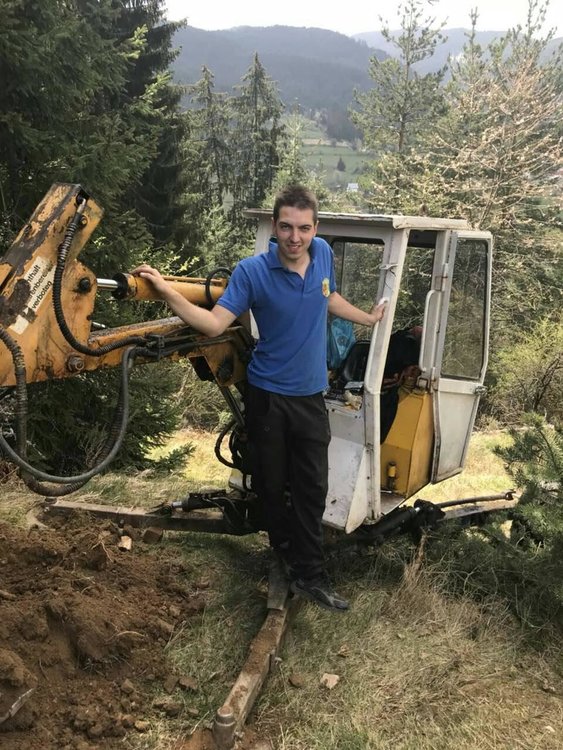 Шестметрово разпятие засия над Чепеларе, местните даряват средства и за българския манастир в Атон