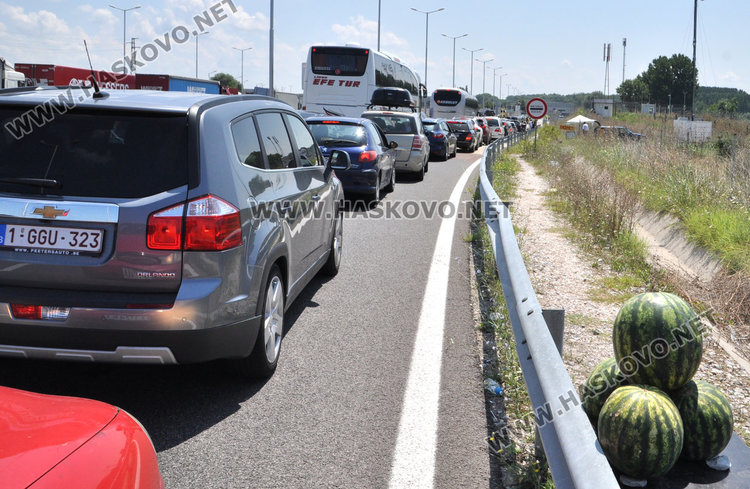 Пак блокада на Капитан Андреево, полицаите пишат акт след акт 