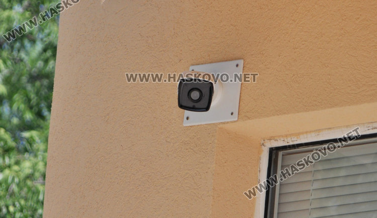 Вандали вилнеят в детска градина, палят беседка и пързалки