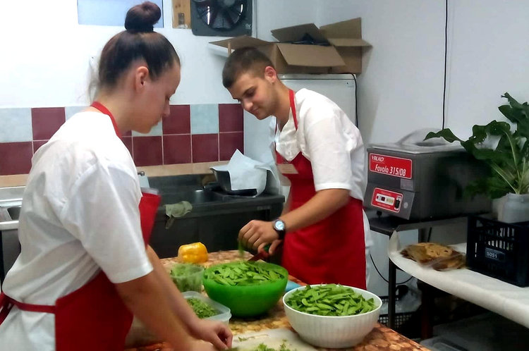 Бъдещи звезди в туризма на практика в ресторант със звезда Мишлен в Болоня