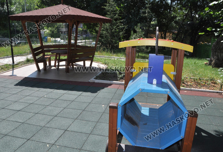 Вандали вилнеят в детска градина, палят беседка и пързалки