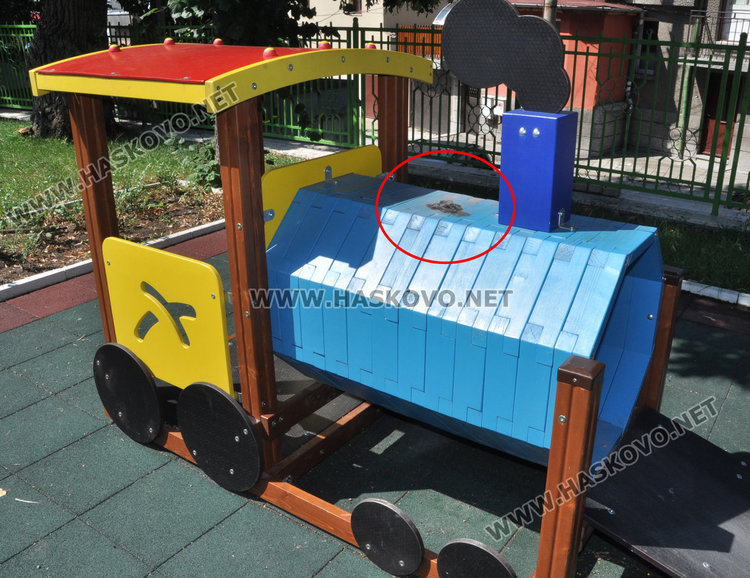 Вандали вилнеят в детска градина, палят беседка и пързалки