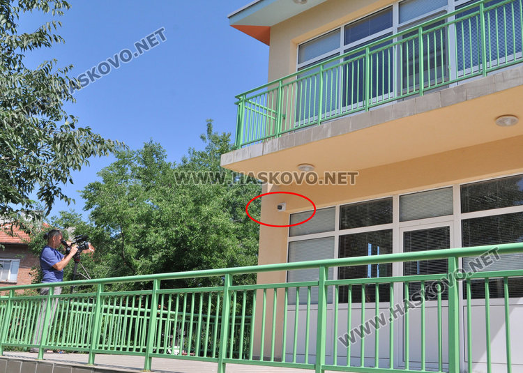 Вандали вилнеят в детска градина, палят беседка и пързалки