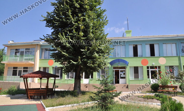 Вандали вилнеят в детска градина, палят беседка и пързалки