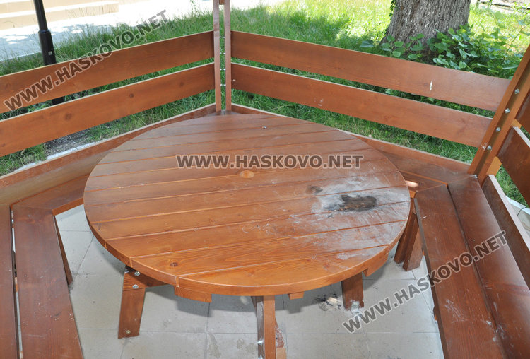 Вандали вилнеят в детска градина, палят беседка и пързалки