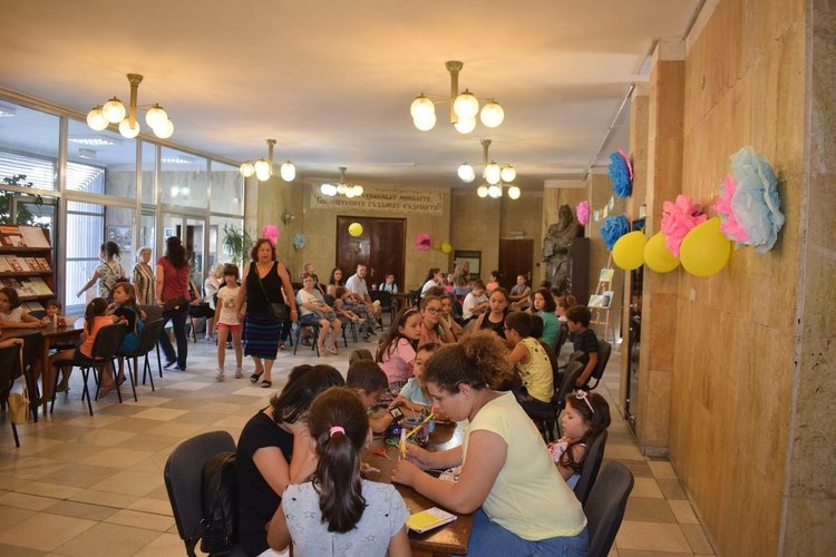 „Ваканция в библиотеката“ тече с пълна сила и много настроение в Асеновград