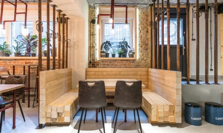 Поляци построиха закусвалня от строителни отпадъци