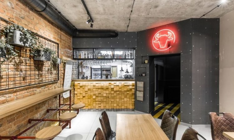 Поляци построиха закусвалня от строителни отпадъци