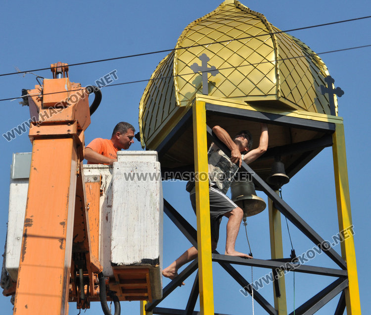 Манастир без църква, но с камбанария, днес монтираха купола