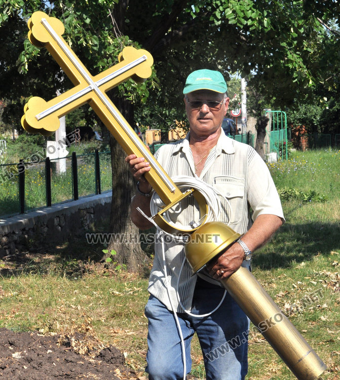 Манастир без църква, но с камбанария, днес монтираха купола