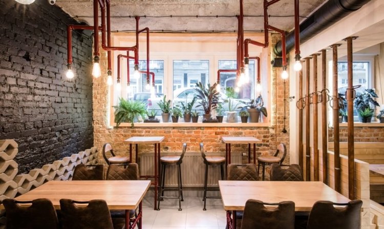 Поляци построиха закусвалня от строителни отпадъци