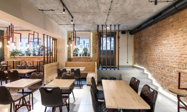 Поляци построиха закусвалня от строителни отпадъци