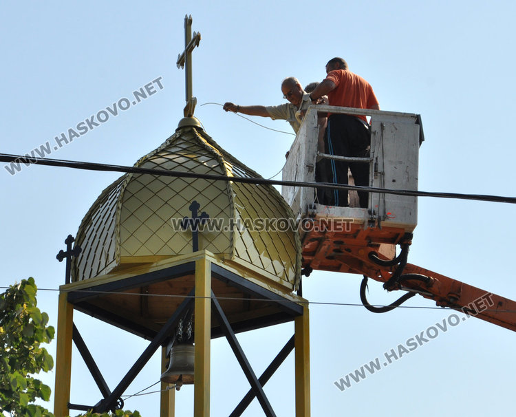 Манастир без църква, но с камбанария, днес монтираха купола