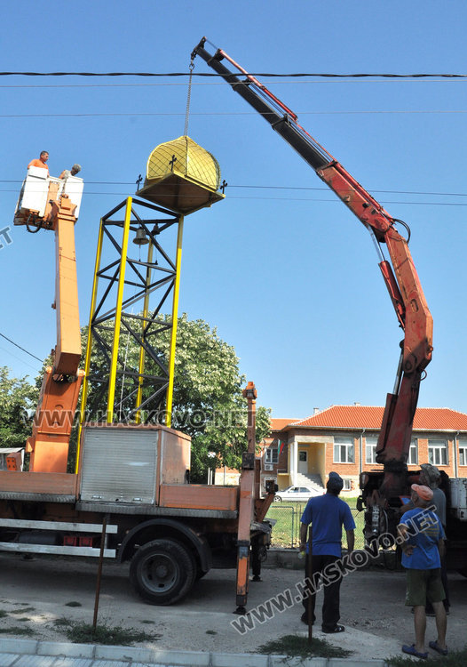 Манастир без църква, но с камбанария, днес монтираха купола