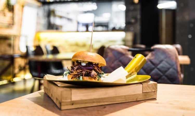 Поляци построиха закусвалня от строителни отпадъци