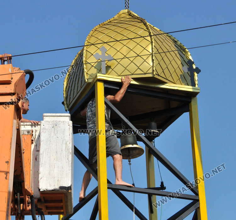 Манастир без църква, но с камбанария, днес монтираха купола