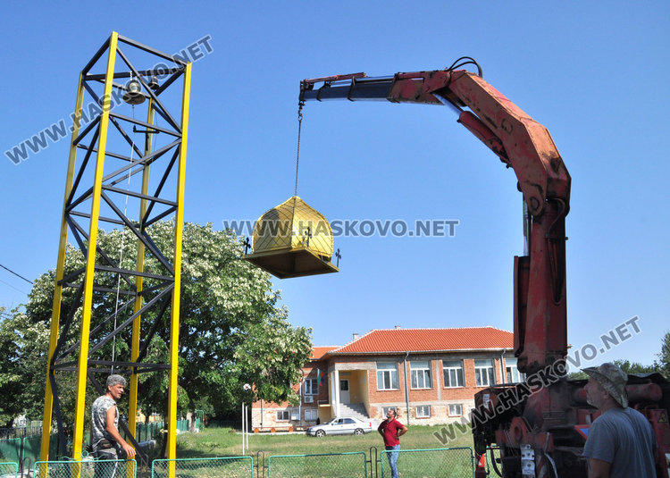 Манастир без църква, но с камбанария, днес монтираха купола