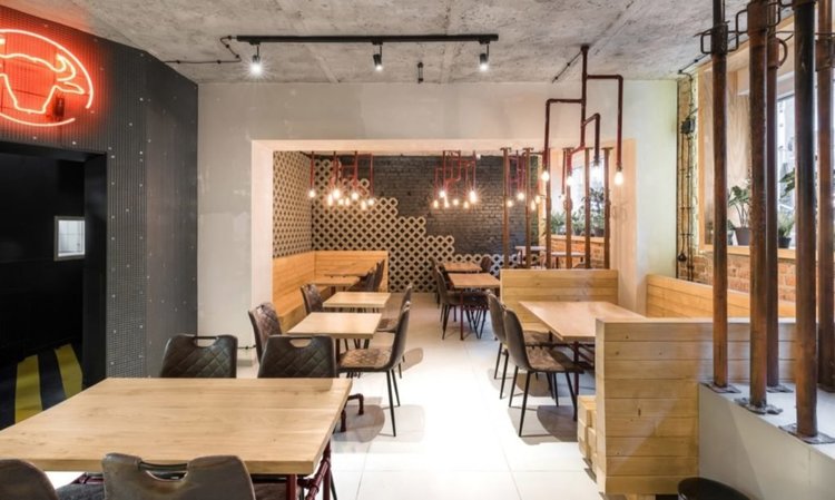 Поляци построиха закусвалня от строителни отпадъци