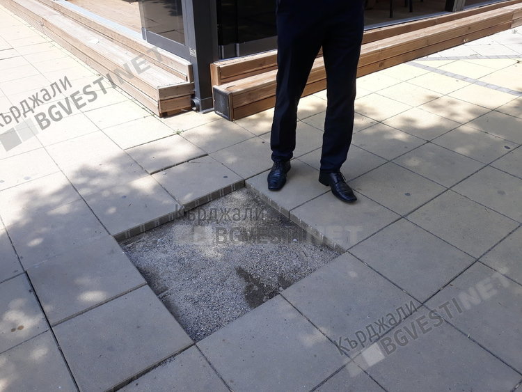 Плочки изчезват от новите тротоари на бул."България"