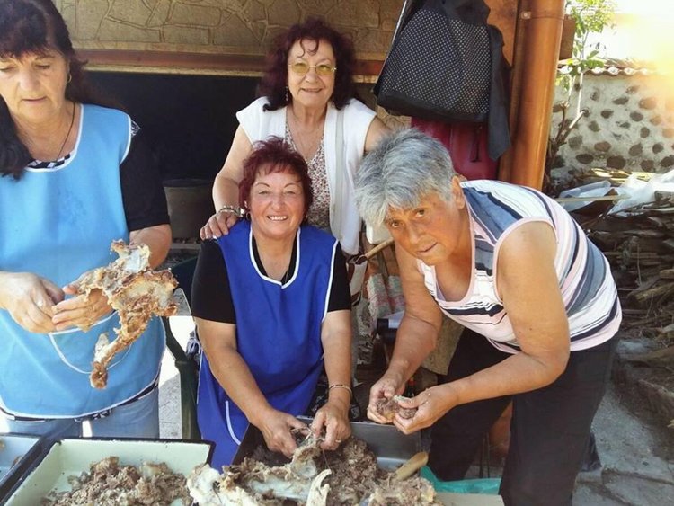 Осветиха ремонтираната църква в Драгойново