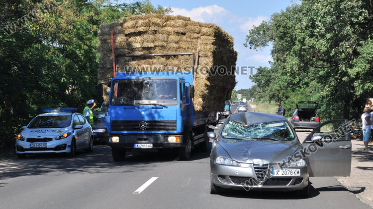 Алфа Ромео помете пешеходец на пътя край Конуш