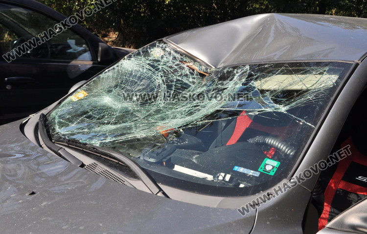 Алфа Ромео помете пешеходец на пътя край Конуш