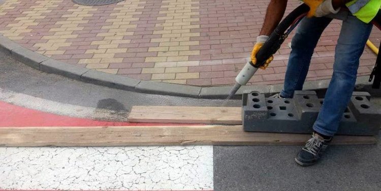 Община Мадан боядиса пешеходните пътеки в бяло и червено, прокуратурата разпореди премахването им