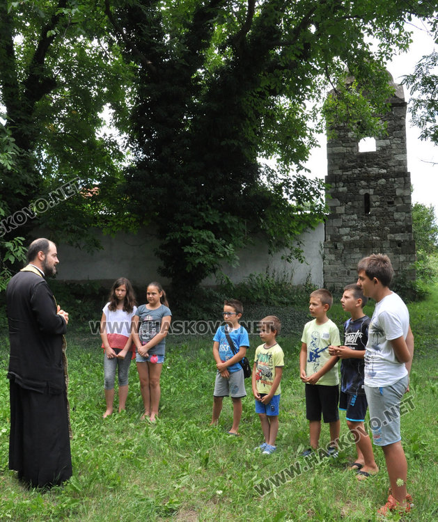 Под старите орехи село Мандра отпразнува Света Марина