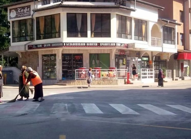 Община Мадан боядиса пешеходните пътеки в бяло и червено, прокуратурата разпореди премахването им