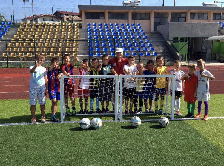 Джебелска фирма дари детски футболен отбор с врати и топки за тренировки