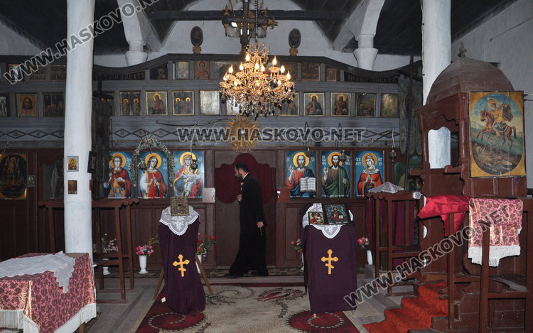 Под старите орехи село Мандра отпразнува Света Марина