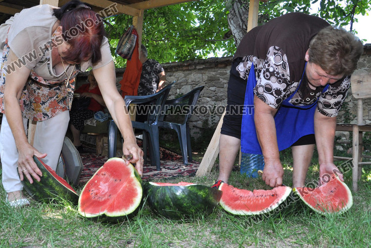 Под старите орехи село Мандра отпразнува Света Марина