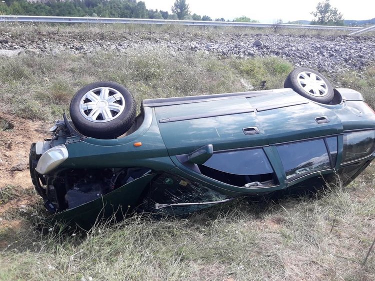 Разследват осемнадесетгодишна шофьорка причинила телесна повреда на своята спътничка