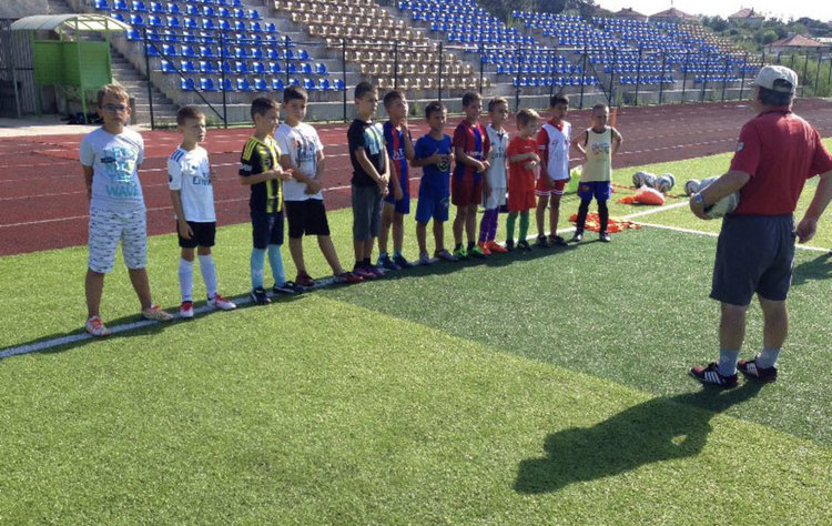 Джебелска фирма дари детски футболен отбор с врати и топки за тренировки