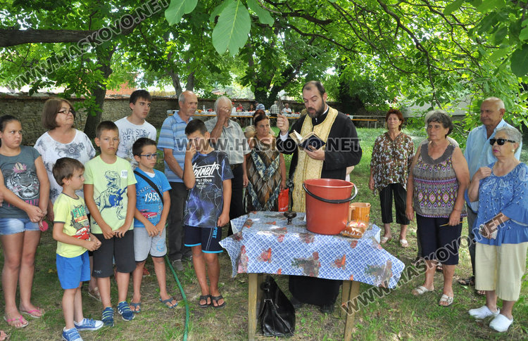 Под старите орехи село Мандра отпразнува Света Марина