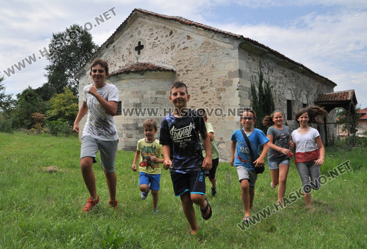 Под старите орехи село Мандра отпразнува Света Марина