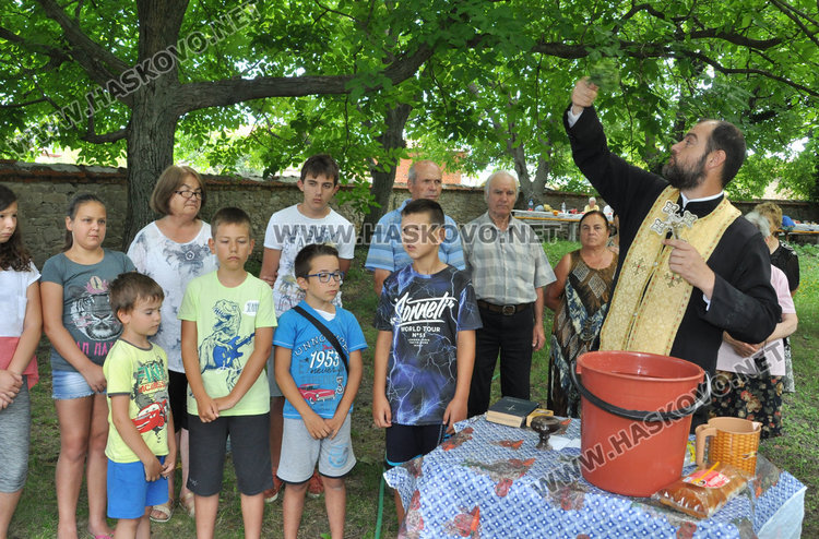 Под старите орехи село Мандра отпразнува Света Марина
