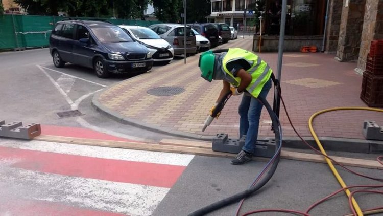 Община Мадан боядиса пешеходните пътеки в бяло и червено, прокуратурата разпореди премахването им