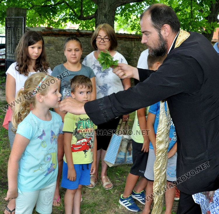 Под старите орехи село Мандра отпразнува Света Марина