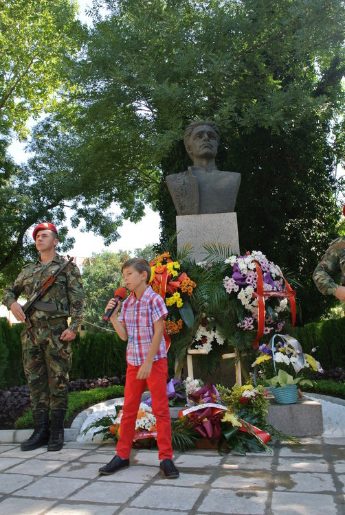 Почетохме годишнината на Апостола, деца рецитират и пеят за Левски