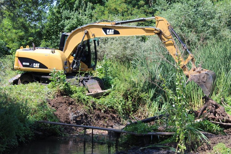 Чистят речните корита и деретата в Хасковско