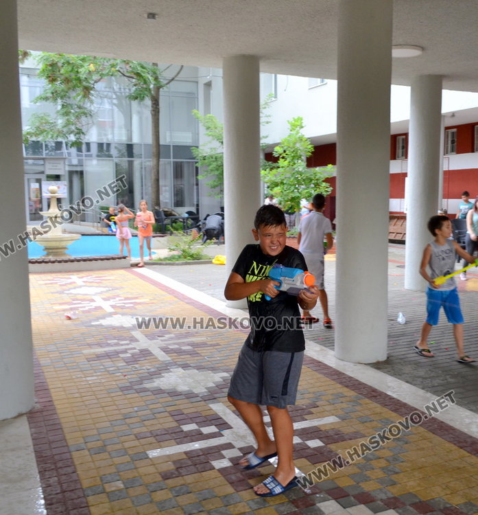 Разхлаждаща водна битка в центъра си устроиха малки и големи