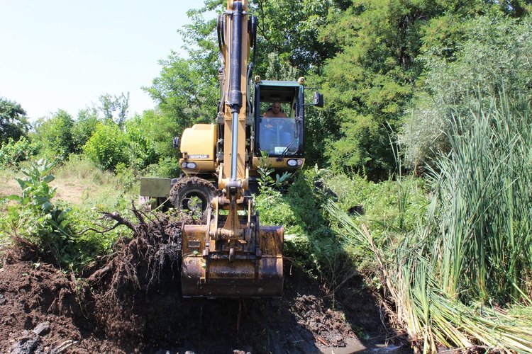 Чистят речните корита и деретата в Хасковско