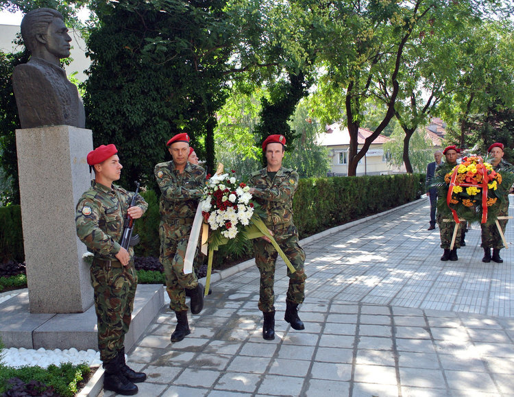 Почетохме годишнината на Апостола, деца рецитират и пеят за Левски