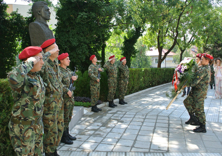 Почетохме годишнината на Апостола, деца рецитират и пеят за Левски