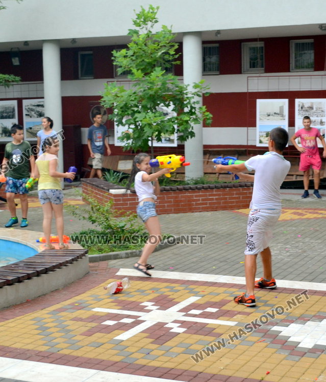 Разхлаждаща водна битка в центъра си устроиха малки и големи