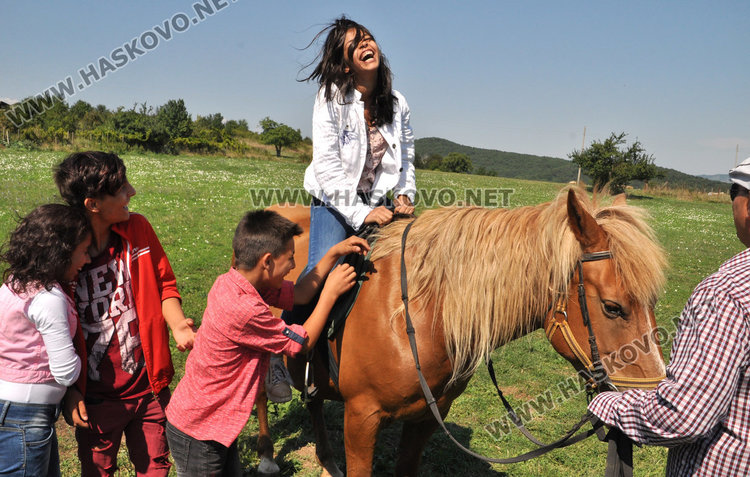 Коне и минерална вода лекуват деца с двигателни и психични проблеми