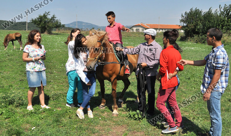 Коне и минерална вода лекуват деца с двигателни и психични проблеми