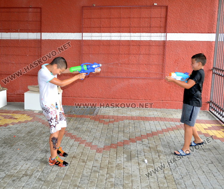 Разхлаждаща водна битка в центъра си устроиха малки и големи